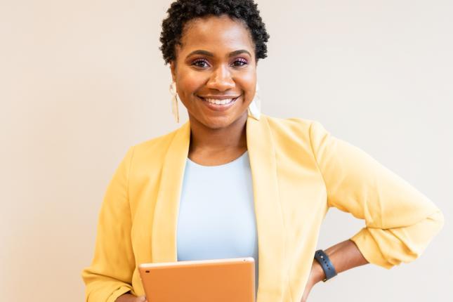 Frau-mit-gelben-Jacket-und-iPad