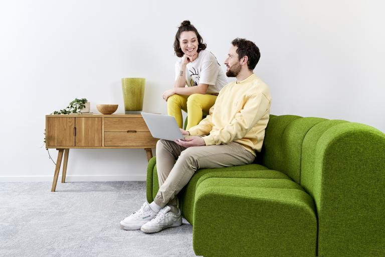 XMS 23 Frau und Mann sitzend auf Sofa