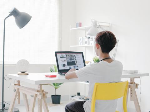 MSH 23 Frau vor Schreibtisch in weißen Arbeitszimmer