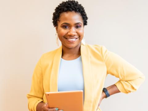XMS 23 Frau mit gelben Jacket und iPad