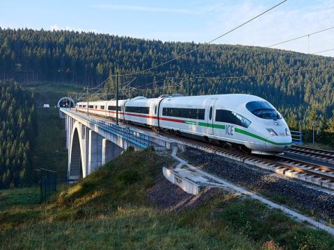 XMS 23 ICE auf Brücke