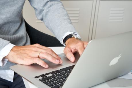 Mann mit Laptop