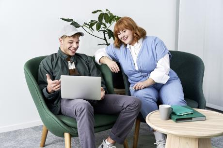XMS 23 Mann und Frau auf Stühlen mit Laptop