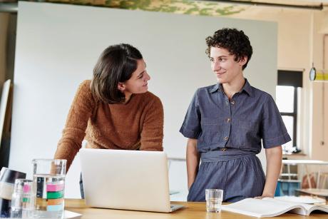 XMS 23 Zwei Frauen vor Laptop
